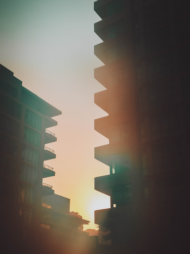 Silhouettes d'immeubles au crépuscule